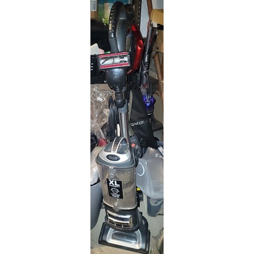 Shark Professional Navigator Lift-Away UV550 Upright Vacuum with XL Dust Cup Anti-Allergen Renewed