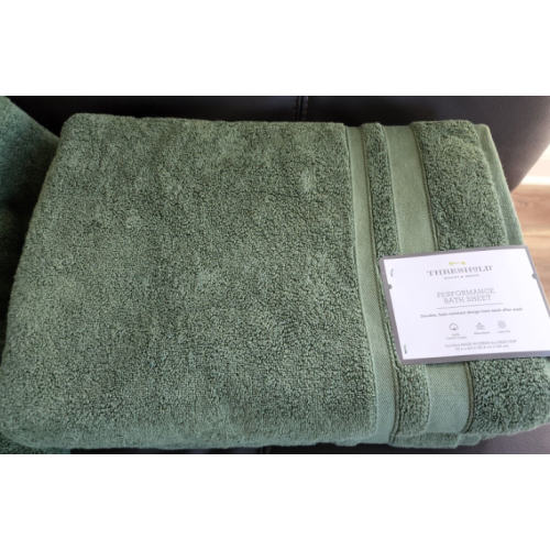 Threshold Performance Bath Towel 33" x 63" 100% Cotton  Green